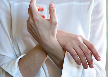 Как восстановить подвижность руки после инсульта?